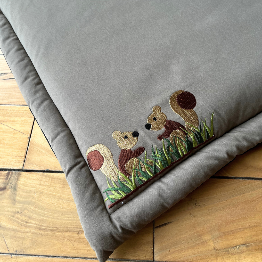 PoochMate OAK 3.0 : Squirrels on Grass Olive Cotton Mat Medium