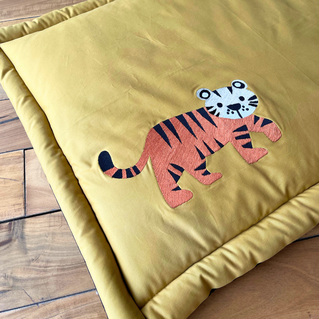 PoochMate OAK 3.0 : Majestic Tiger Mustard Dog Mat Medium