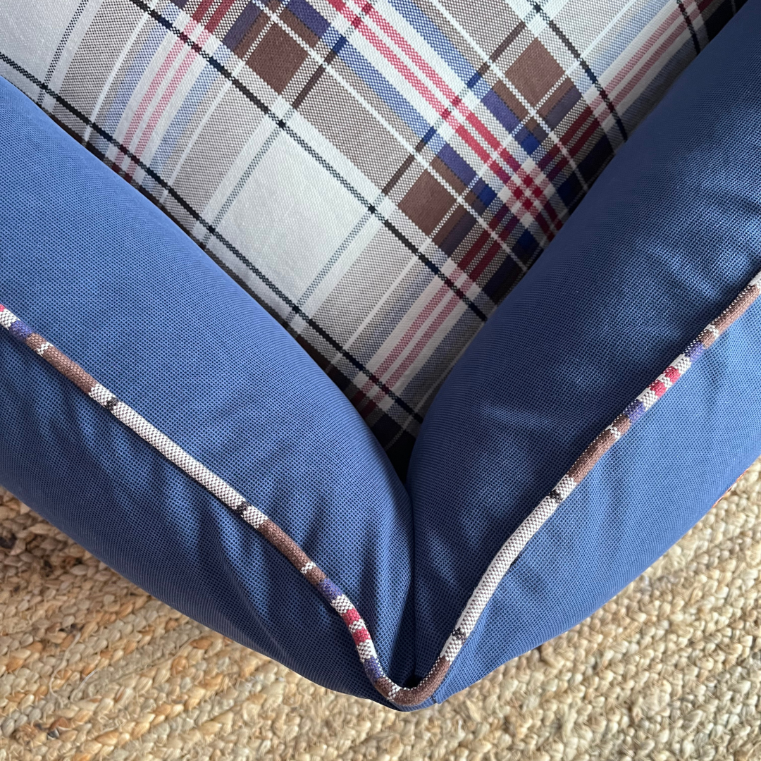 PoochMate OAK 3.0 : Baby Giraffes Blue & Beige Tartan Dog Bed : Small