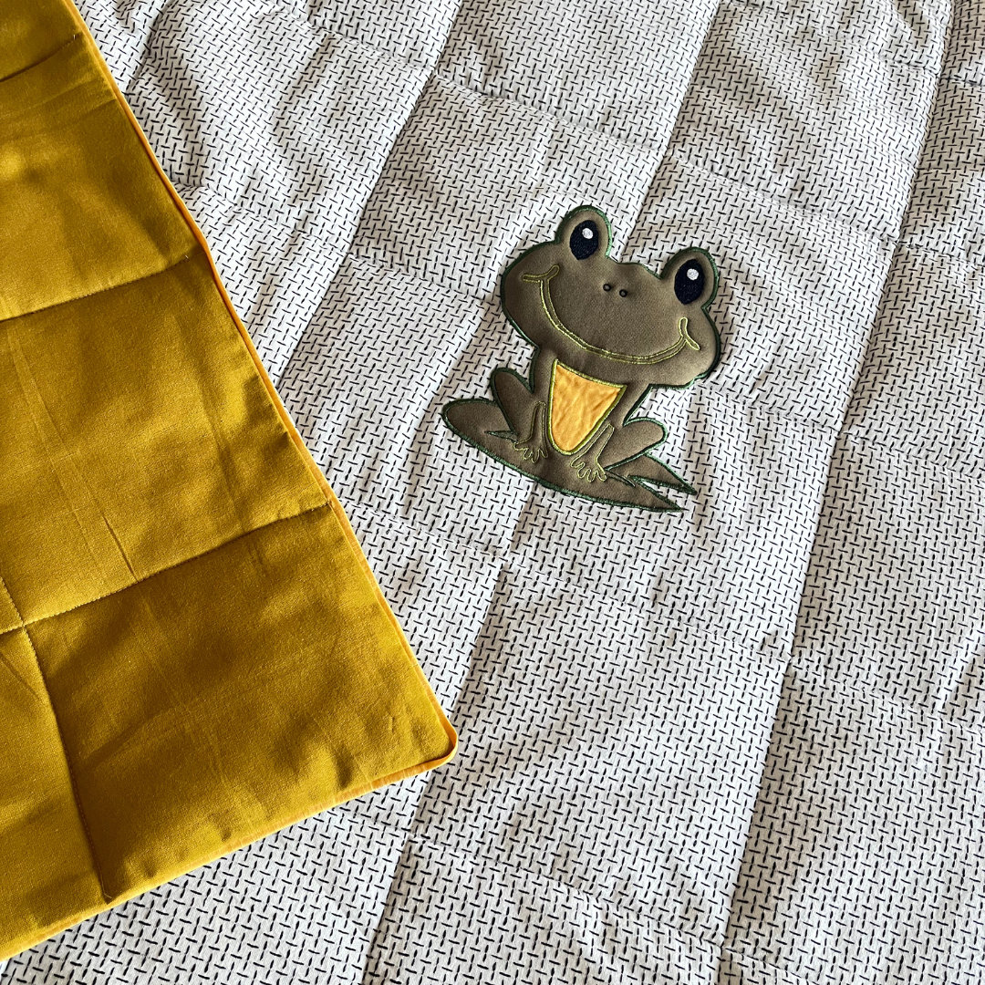 PoochMate OAK 3.0 : Frog Applique White & Topaz Cotton Blanket Large