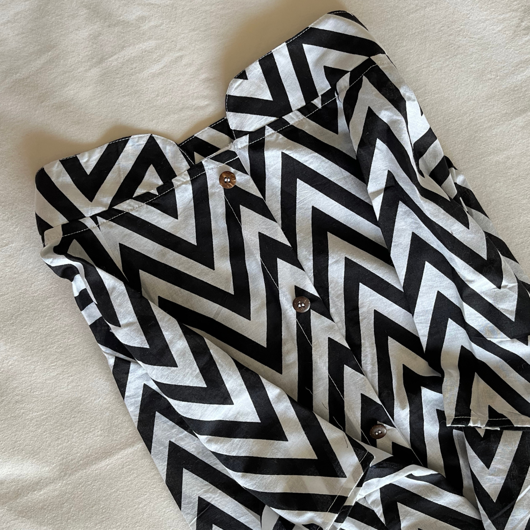 PoochMate OAK 3.0 : B&W Chevron Cotton Dog Shirt with Lion Size 26